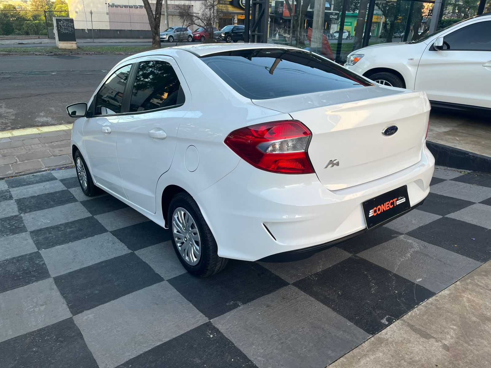 KA SEDAN 1.0 SE