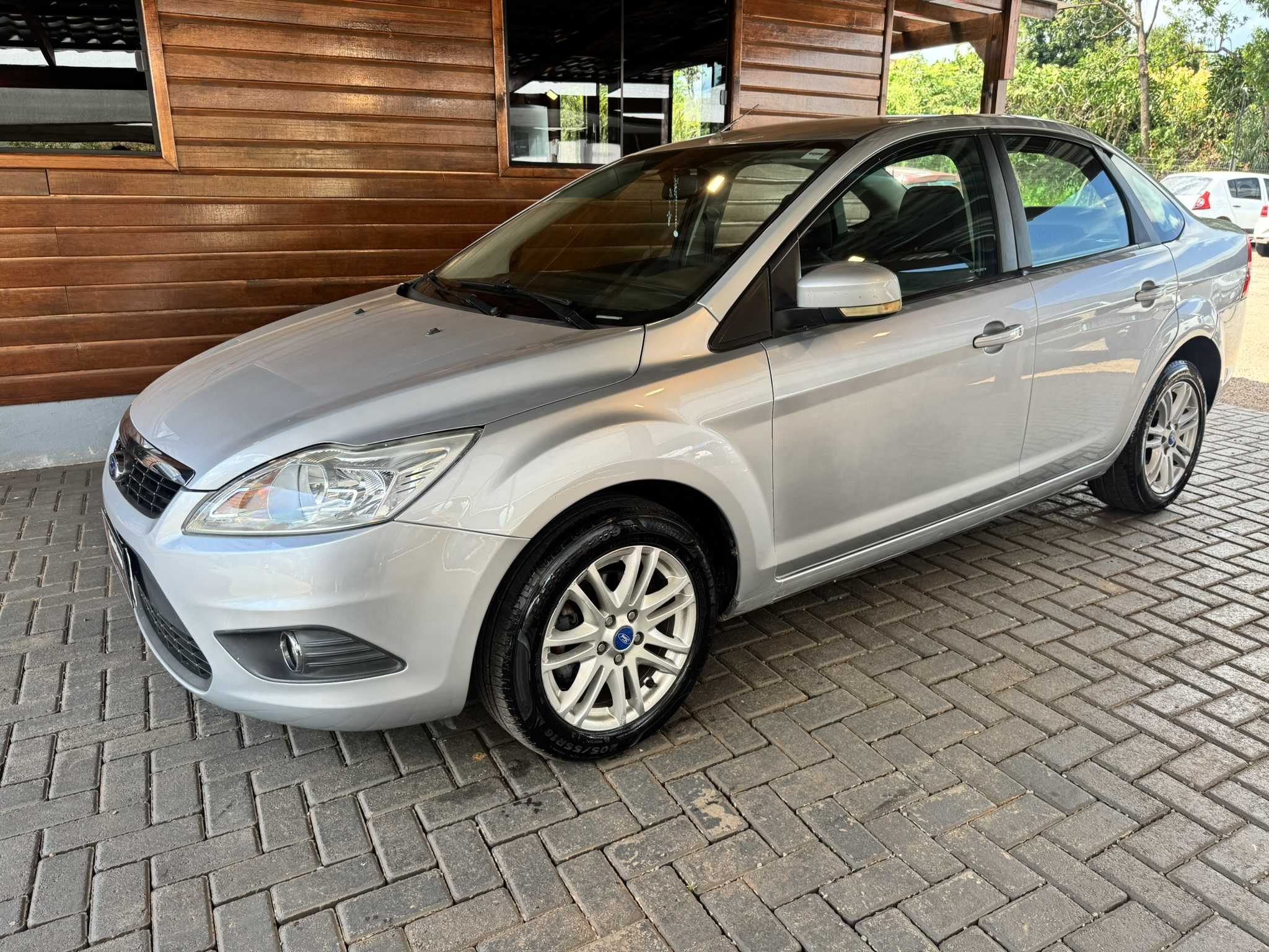 FOCUS 1.6 MANUAL SEDAN