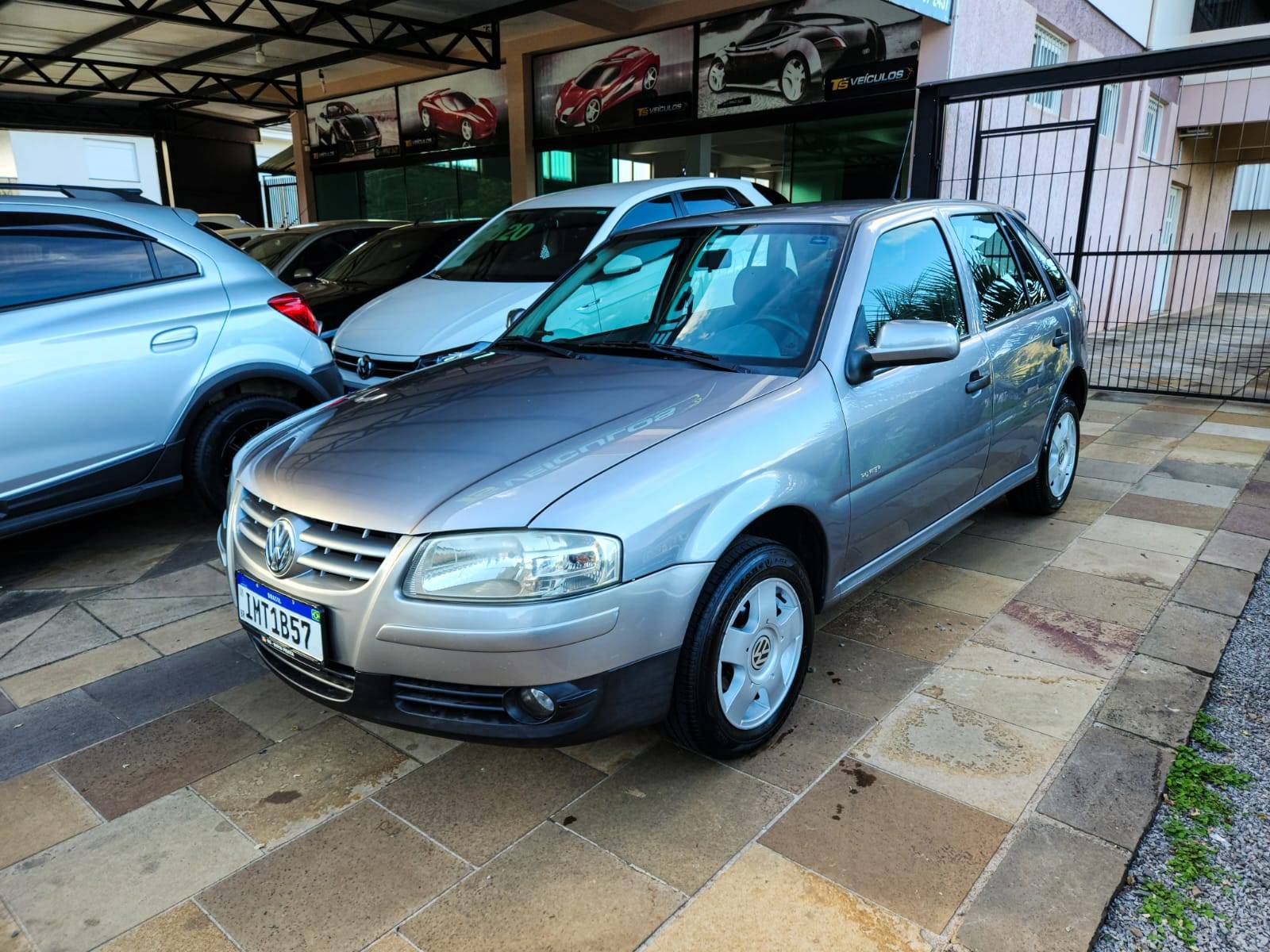 Comprar Picape Volkswagen Saveiro 1.6 G4 Flex Cinza 2010 em Aparecida-SP